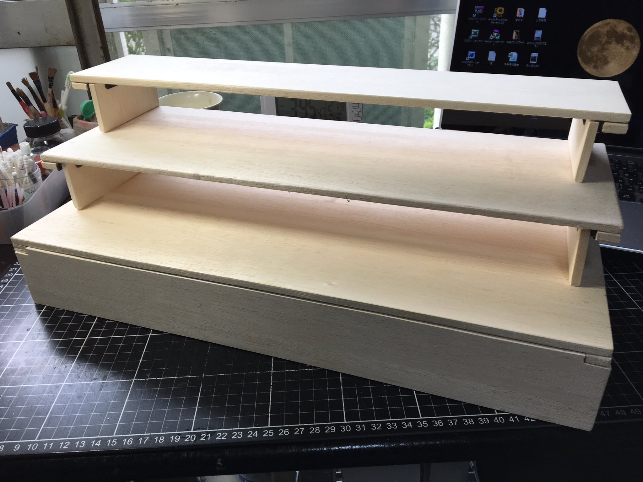 奇妙堂 姐御 偽食用の折り畳み陳列棚 出来た V 格段バラバラなので並べる物によって二段にしたり三段にしたり出来ます V そして折り畳むと まさかのコメヨシバッグに入っちゃう 笑 これは予想外でしたwww T Co Ttdrlpcw4a