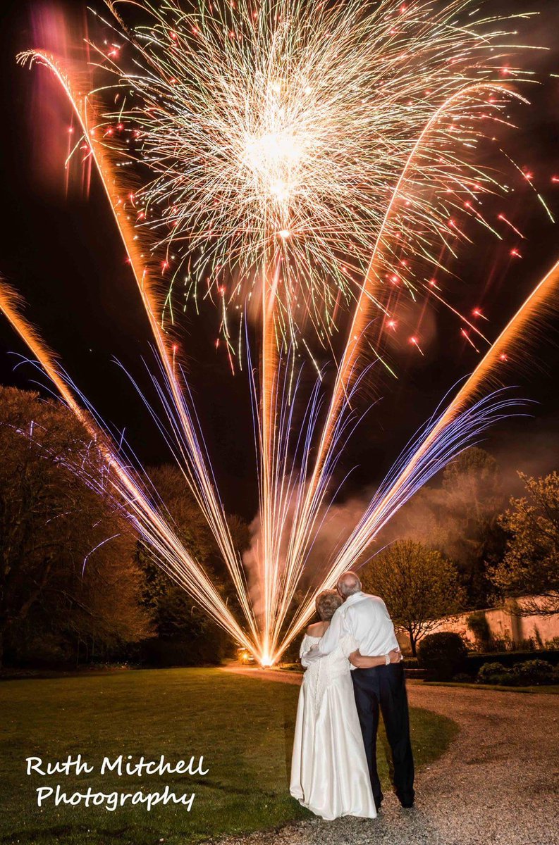 RuthMitchPhoto's tweet image. Elaine surprised David with a fantastic firework display @SolbergeHall