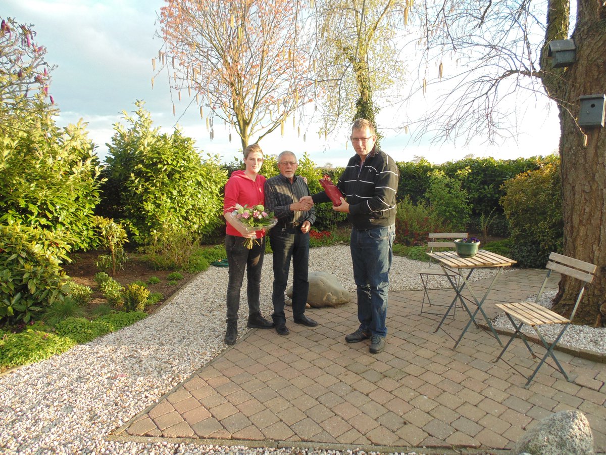 Oranjevereniging Oldebroek bedankt Okke van de Streek. wqd.nl/pUCt