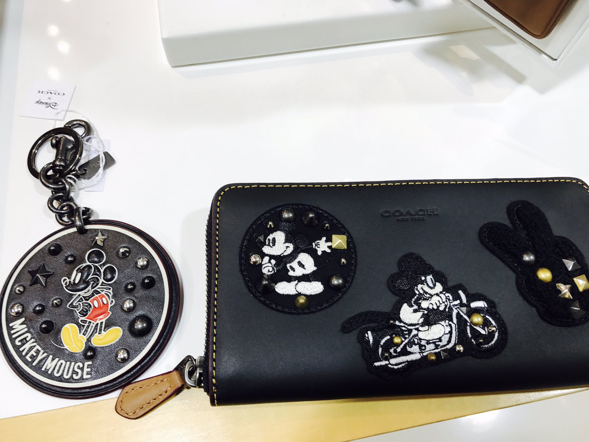 Dallin お財布とキーホルダー 合わせても円からお釣りがくるハッピープライス くまさんのおかげでいい買い物が出来た ショッパーはコラボシールを貼って特別感出してるよ コーチアウトレット ディズニーコラボ Dallin お財布とキーホルダー 合わせても円からお釣りがくるハッピープライス くまさんのおかげでいい買い物が出来た ショッパーはコラボシールを貼って特別感出してるよ コーチアウトレット ディズニーコラボ