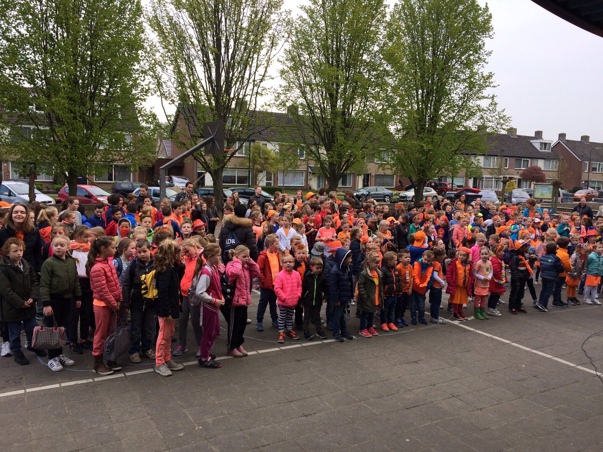 ODAschool's tweet photo. Koningsspelen op de Odaschool zijn gestart. Gezamenlijke opening, kleuterkermis en lekker sporten!! #altijdgezellig # bijnavakantie https://t.co/4rbClFsyob