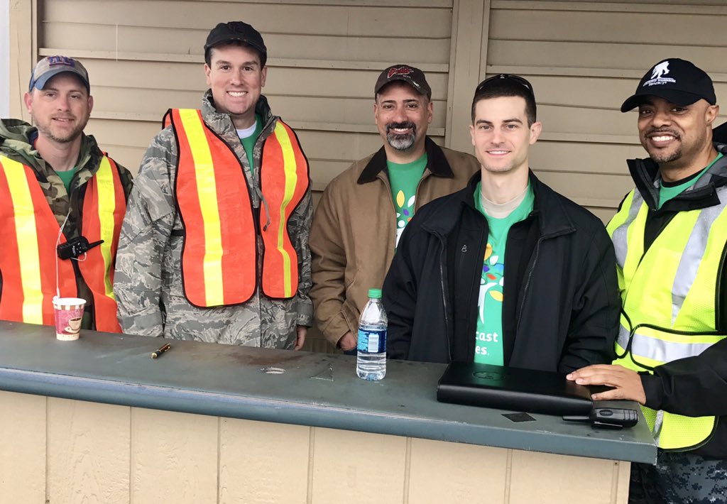 jtitus87's tweet photo. @VetnetHQ @ComcastMilitary Brian briefing Navy wannabes what a battleship is ⚓️😃 Beautiful day for Comcast Cares Day! https://t.co/bv6WxaBuy0