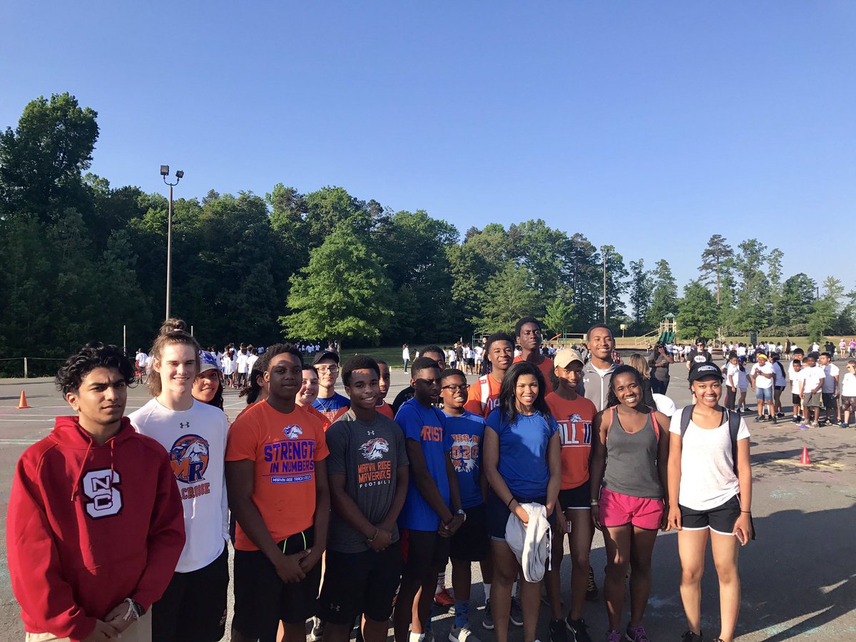 jamieledsinger's tweet photo. @MarvinRidgeHSNC sts serving @WalterBickettES sts for 3-5 #fieldday #teamucps #bethebest #partnersinleadership https://t.co/Vm3Mexesak