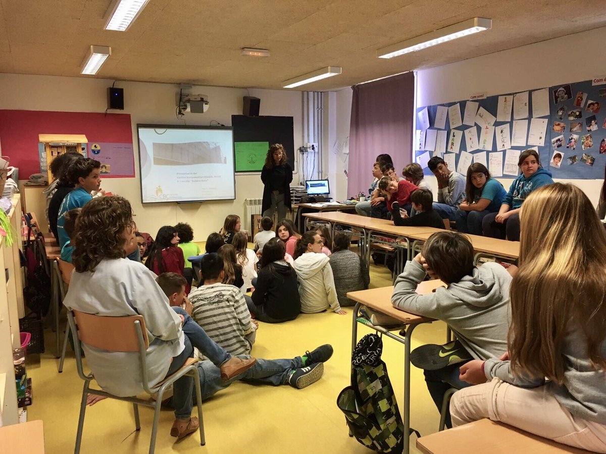 blauclinic's tweet photo. Hem visitat l'escola Eulàlia Bota de #SantAndreu per escoltar contes de #SantJordi i parlar del que fem al CBC #IsabelRoig https://t.co/ictJ37f802
