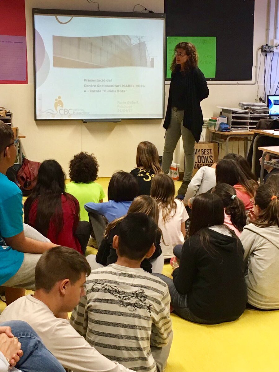 blauclinic's tweet photo. Hem visitat l'escola Eulàlia Bota de #SantAndreu per escoltar contes de #SantJordi i parlar del que fem al CBC #IsabelRoig https://t.co/ictJ37f802