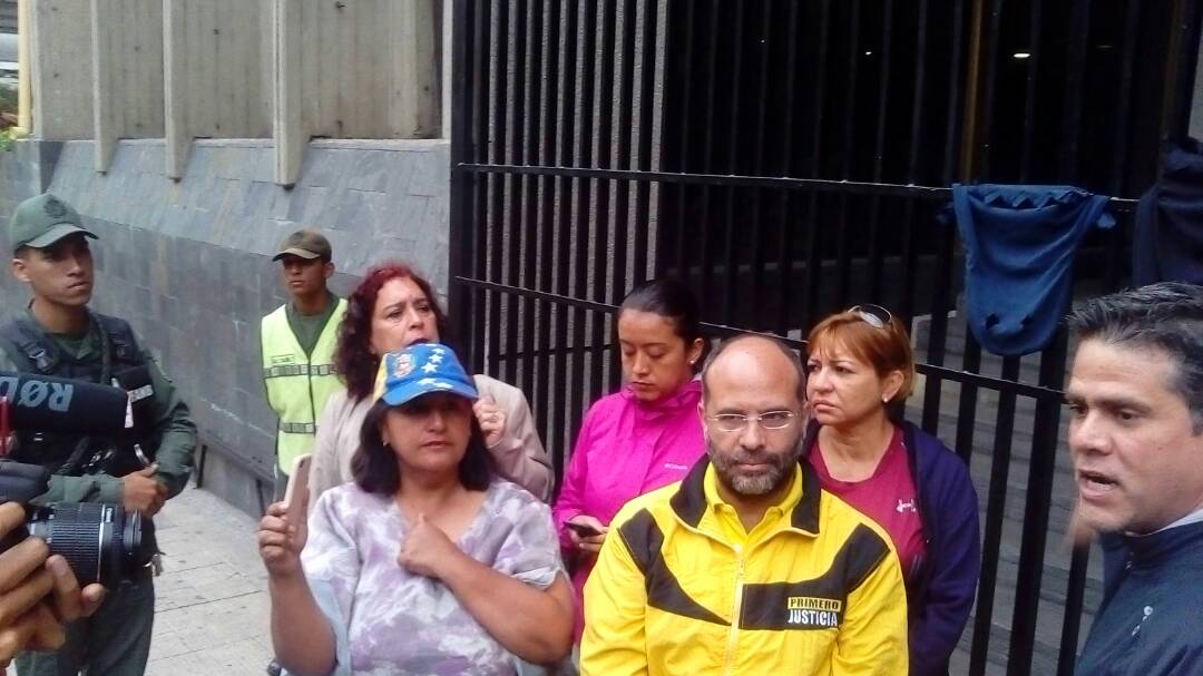 aura_rojas's tweet photo. #21Abril Al momento @maximo_sanchez Nuestros Diputados madrugan en el MIJ protestan en rechazo a la represión y detenciones arbitrarias https://t.co/ZETN8f6NlP