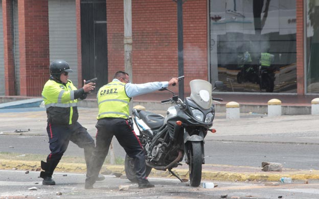 eldiario's tweet photo. Policías usan armas cortas para dispersar protesta en Maracaibo https://t.co/juy3ekK7Xt https://t.co/WqTcWZXwkA