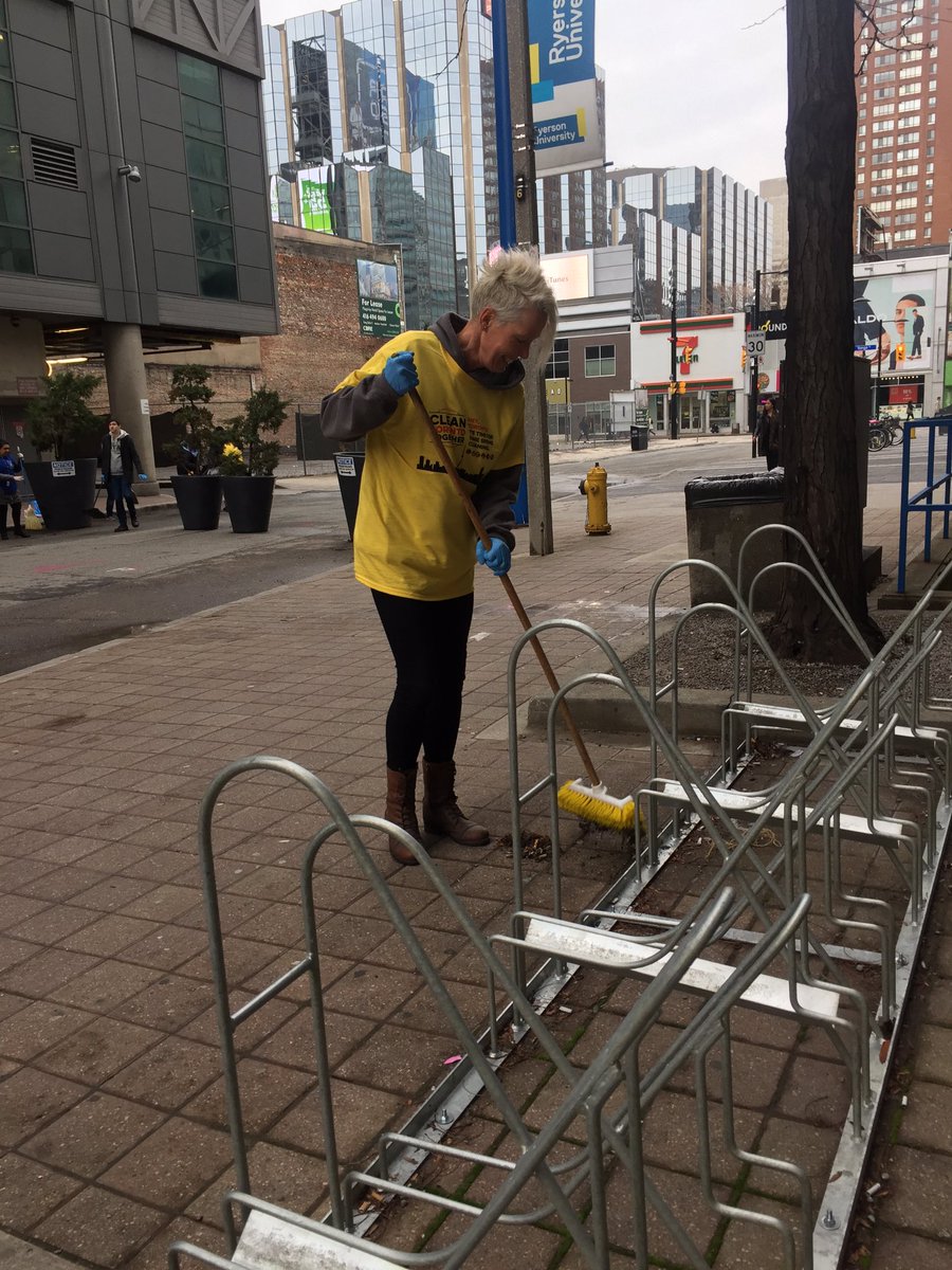 DowntownYonge's tweet photo. We ❤️ seeing everyone having fun while cleaning! TY @YSM_TO for helping #transformtoronto! #YongeCleans #YongeLove https://t.co/t536AN9ciB
