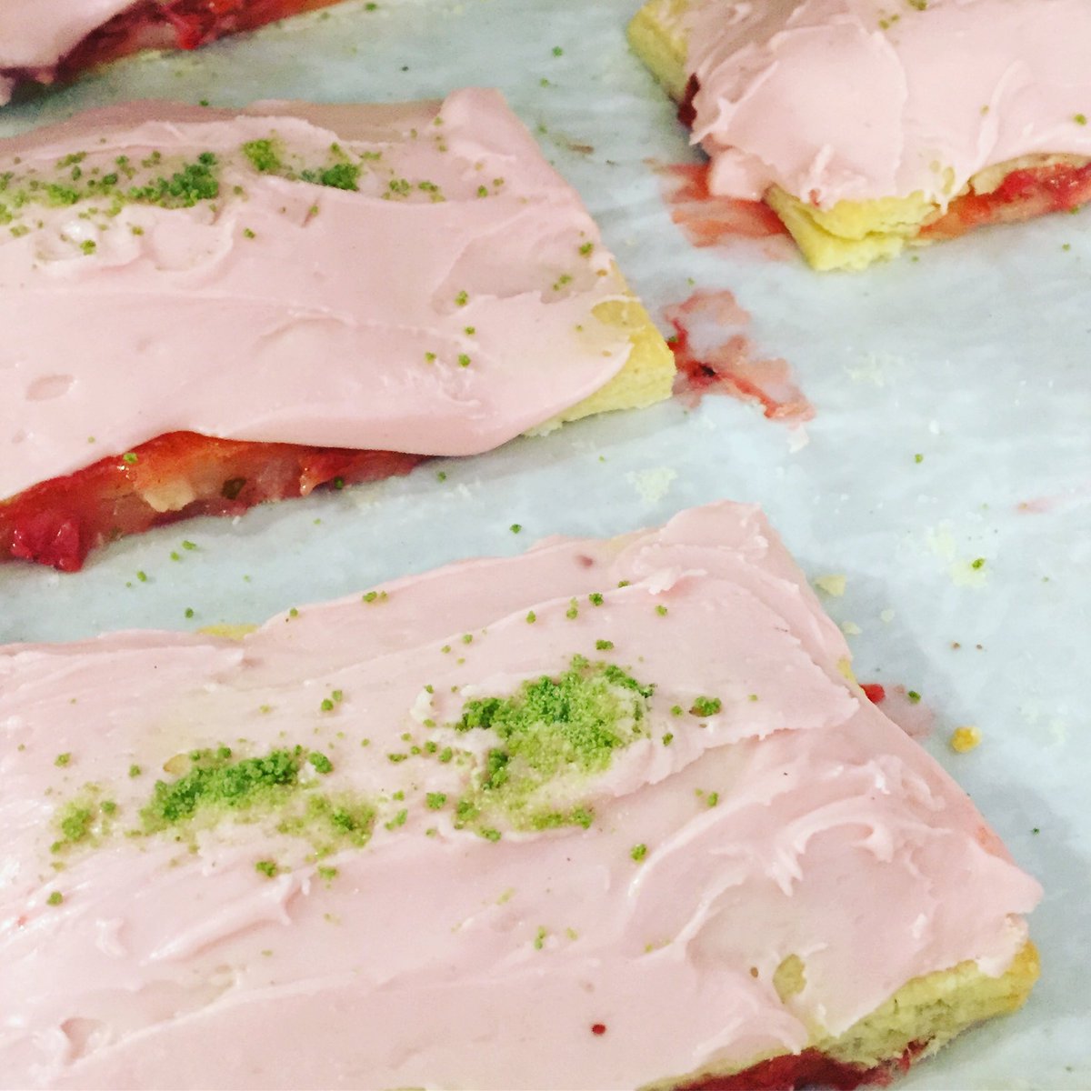 Lune_Chocolat_'s tweet image. Anyone looking for strawberry basil pop tarts? We have some for you...
