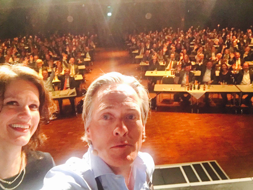 Ze lacht charmant, maar gaat U failliet dan klopt deze dame of een van haar 700 collega-curatoren aan. Au! #Insolad