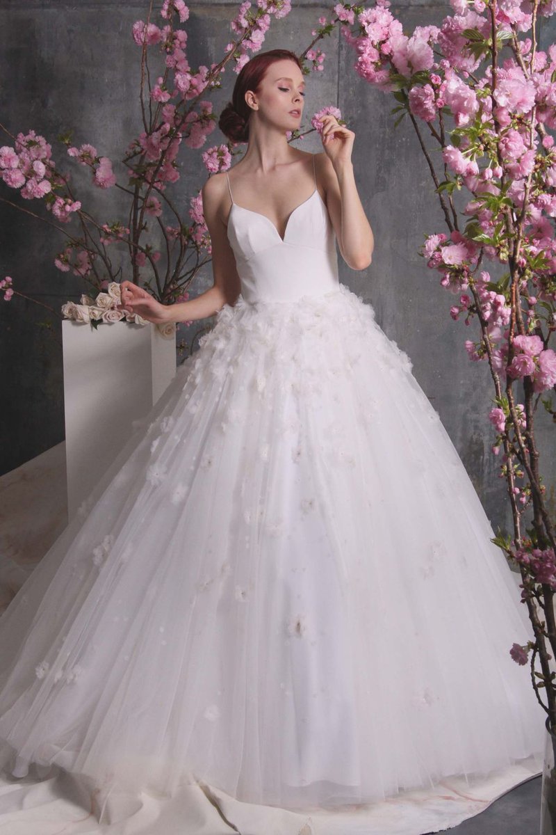 BritishVogue's tweet photo. See all the looks from the @CSiriano bridal show: https://t.co/u6A5S8mQyQ https://t.co/FDbUxQR57k