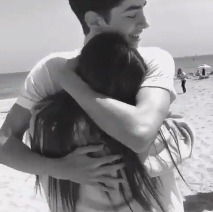 Valencialf_'s tweet photo. I need a hug too 😭😭 @manuriosfdez https://t.co/iOt0RtTnUM