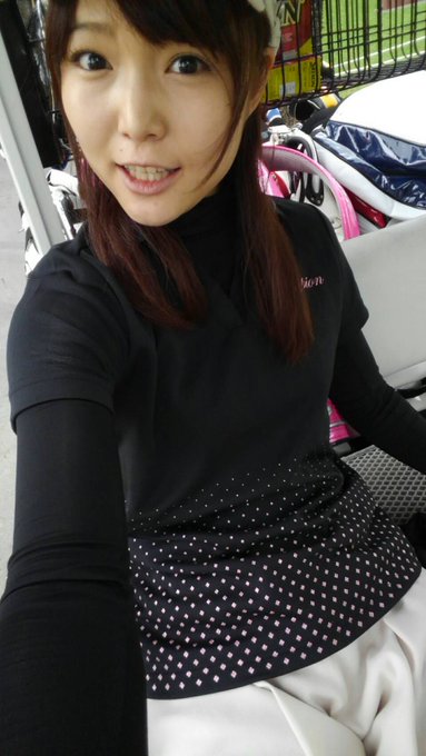 ねぇねぇ、4月ってこんなに涼しいっけ😃💧？？  あと、ゴルフしてきたよーん&hearts; 顔が歪んでしまったが！(-""-;)  今回、頂き物の たこ焼きボールを使ったら めちゃくちゃ ボール探すのが大変でした(