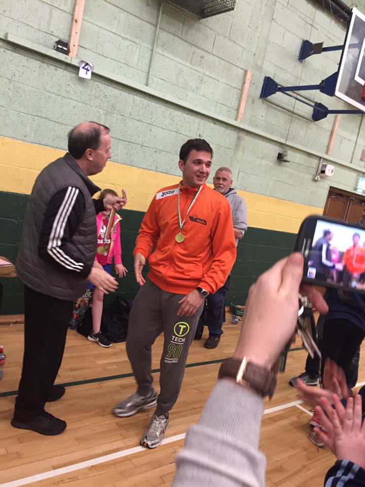 LearningBasketA's tweet photo. Mireu el nostre @esolsona90 . S'ha proclamat campió de County Galway U14 amb @mareebasketball . Està fent promoció del @flleida (dessuadora) https://t.co/fjBbVjLB4a