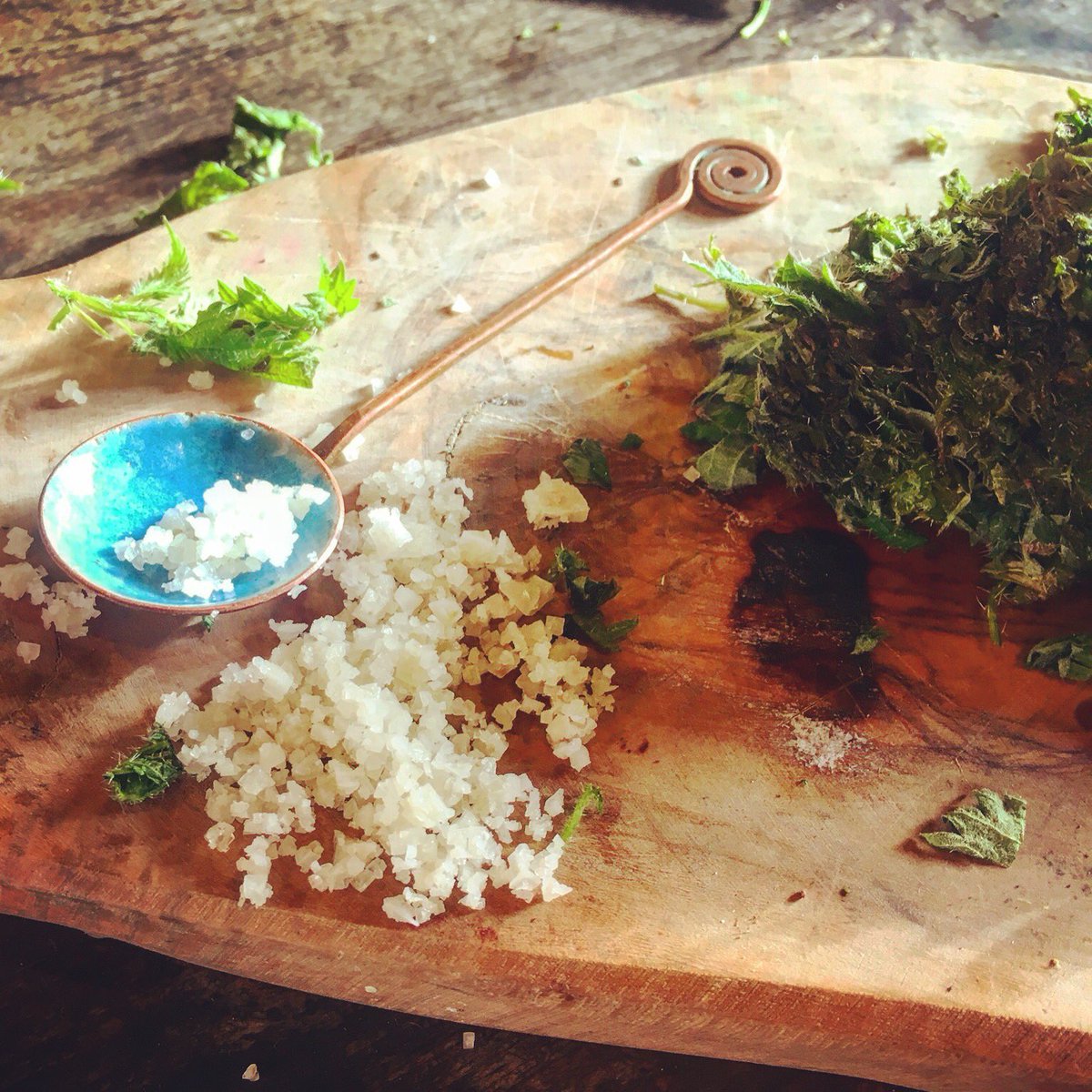 Wild herb salts, easy to make &amp; Adds a beautiful wild zing &amp; memories of forest, meadow and beach to meals
#foraging #wildfood #wildherb