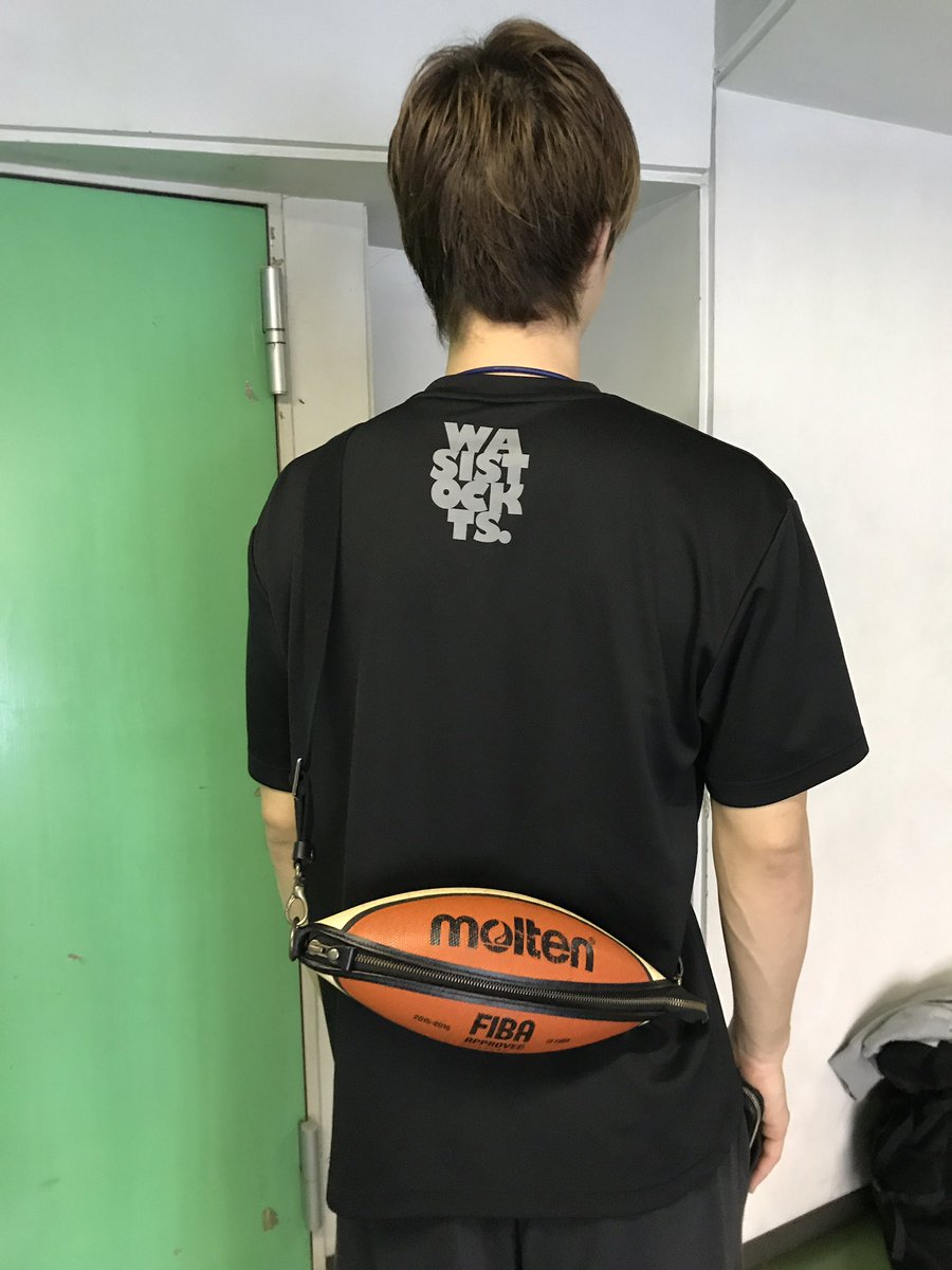 HIROSHIMADFLIES's tweet photo. 【商品部だより】あす発売の2015-16 PRACTICE BALLシリーズ「THE SHOULDER BAG」のモデルを仲摩匠平選手に務めてもらいました!前、横、後ろそれぞれありますので、ぜひご参考に!
#ドラゴンフライズ
#仲摩
#匠平
#PRACTICEBALL
#Bリーグ https://t.co/amcwBzMfc9