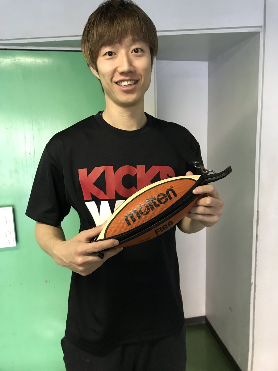 HIROSHIMADFLIES's tweet photo. 【商品部だより】あす発売の2015-16 PRACTICE BALLシリーズ「THE SHOULDER BAG」のモデルを仲摩匠平選手に務めてもらいました!前、横、後ろそれぞれありますので、ぜひご参考に!
#ドラゴンフライズ
#仲摩
#匠平
#PRACTICEBALL
#Bリーグ https://t.co/amcwBzMfc9