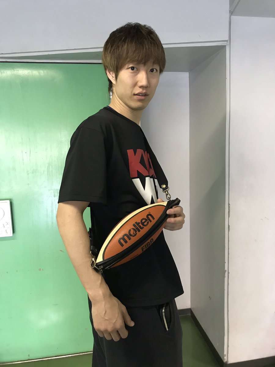 HIROSHIMADFLIES's tweet photo. 【商品部だより】あす発売の2015-16 PRACTICE BALLシリーズ「THE SHOULDER BAG」のモデルを仲摩匠平選手に務めてもらいました!前、横、後ろそれぞれありますので、ぜひご参考に!
#ドラゴンフライズ
#仲摩
#匠平
#PRACTICEBALL
#Bリーグ https://t.co/amcwBzMfc9
