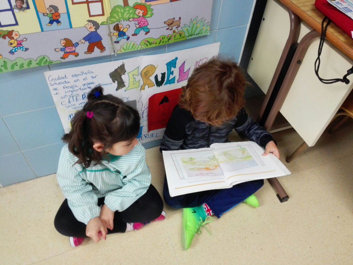salesianosHUESC's tweet photo. Actividad #internivelar de #lectura Niños y niñas de #EP1 les leen cuentos a los de #EI2 #Juego #disfrute #compañerismo #DiaDelLibro https://t.co/Gk8vkZMx0x