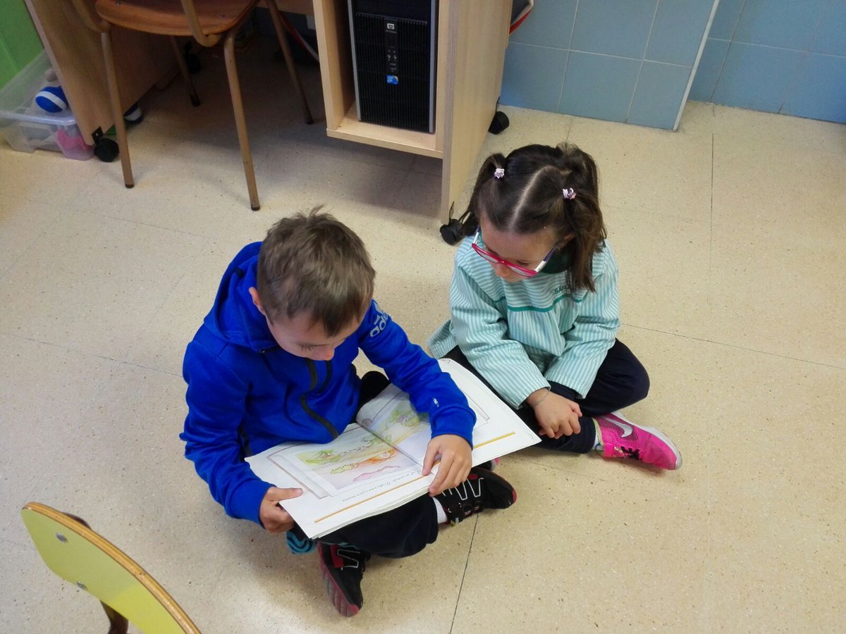 salesianosHUESC's tweet photo. Actividad #internivelar de #lectura Niños y niñas de #EP1 les leen cuentos a los de #EI2 #Juego #disfrute #compañerismo #DiaDelLibro https://t.co/Gk8vkZMx0x