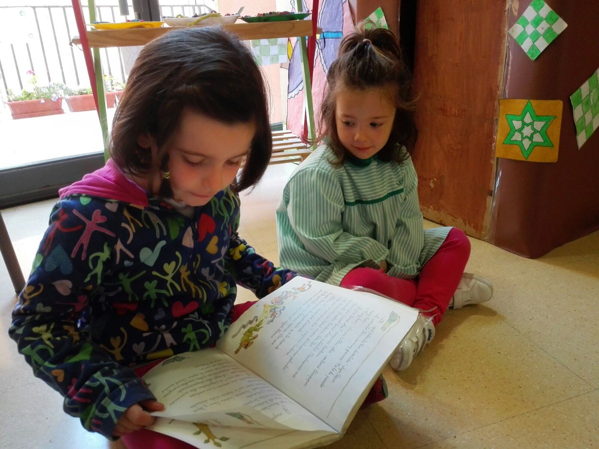 salesianosHUESC's tweet photo. Actividad #internivelar de #lectura Niños y niñas de #EP1 les leen cuentos a los de #EI2 #Juego #disfrute #compañerismo #DiaDelLibro https://t.co/Gk8vkZMx0x