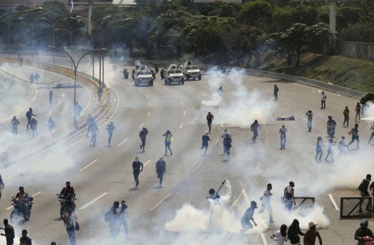 beyondmarvel's tweet photo. We fight 4 our freedom, for a country without dictatorship, and our public services (police) treat us like shit throwing us gas and bullets https://t.co/7hOr0Of6qj