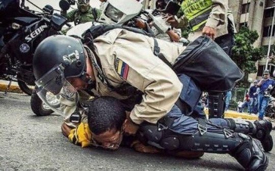 beyondmarvel's tweet photo. We fight 4 our freedom, for a country without dictatorship, and our public services (police) treat us like shit throwing us gas and bullets https://t.co/7hOr0Of6qj
