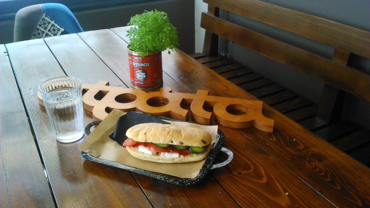 cafestrata's tweet photo. μεσογειακό σάντουιτς με φέτα και φρέσκα λαχανικά (αυθεντικές ελληνικές γεύσεις) https://t.co/7hlRRiRPCX