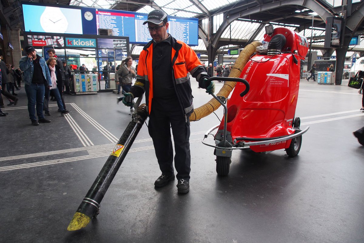 Matthi_Peter's tweet photo. #SBB #RailClean goes digital oder wie eine App auf dem Smartphone den Arbeitstakt vorgibt: https://t.co/jLtDijKpXh https://t.co/mrgXFdvYdv