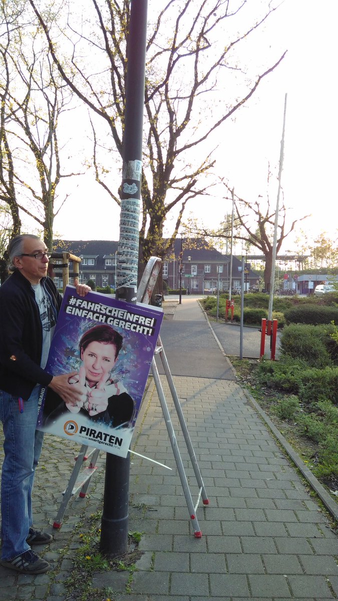 huepfkuh's tweet photo. Gestern mit @krassomatiker #Piraten+ Plakate in #Selm, #Bork, #Cappenberg und #Werne aufgehängt. #ltwnrw #smartgerecht @PiratenUnna https://t.co/Ek7lHpnvmp