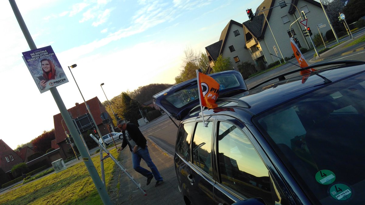 huepfkuh's tweet photo. Gestern mit @krassomatiker #Piraten+ Plakate in #Selm, #Bork, #Cappenberg und #Werne aufgehängt. #ltwnrw #smartgerecht @PiratenUnna https://t.co/Ek7lHpnvmp