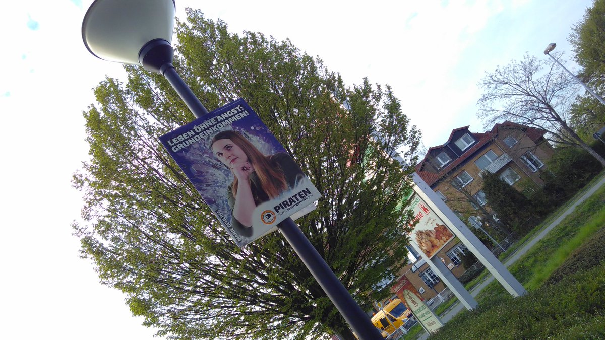 huepfkuh's tweet photo. Gestern mit @krassomatiker #Piraten+ Plakate in #Selm, #Bork, #Cappenberg und #Werne aufgehängt. #ltwnrw #smartgerecht @PiratenUnna https://t.co/Ek7lHpnvmp