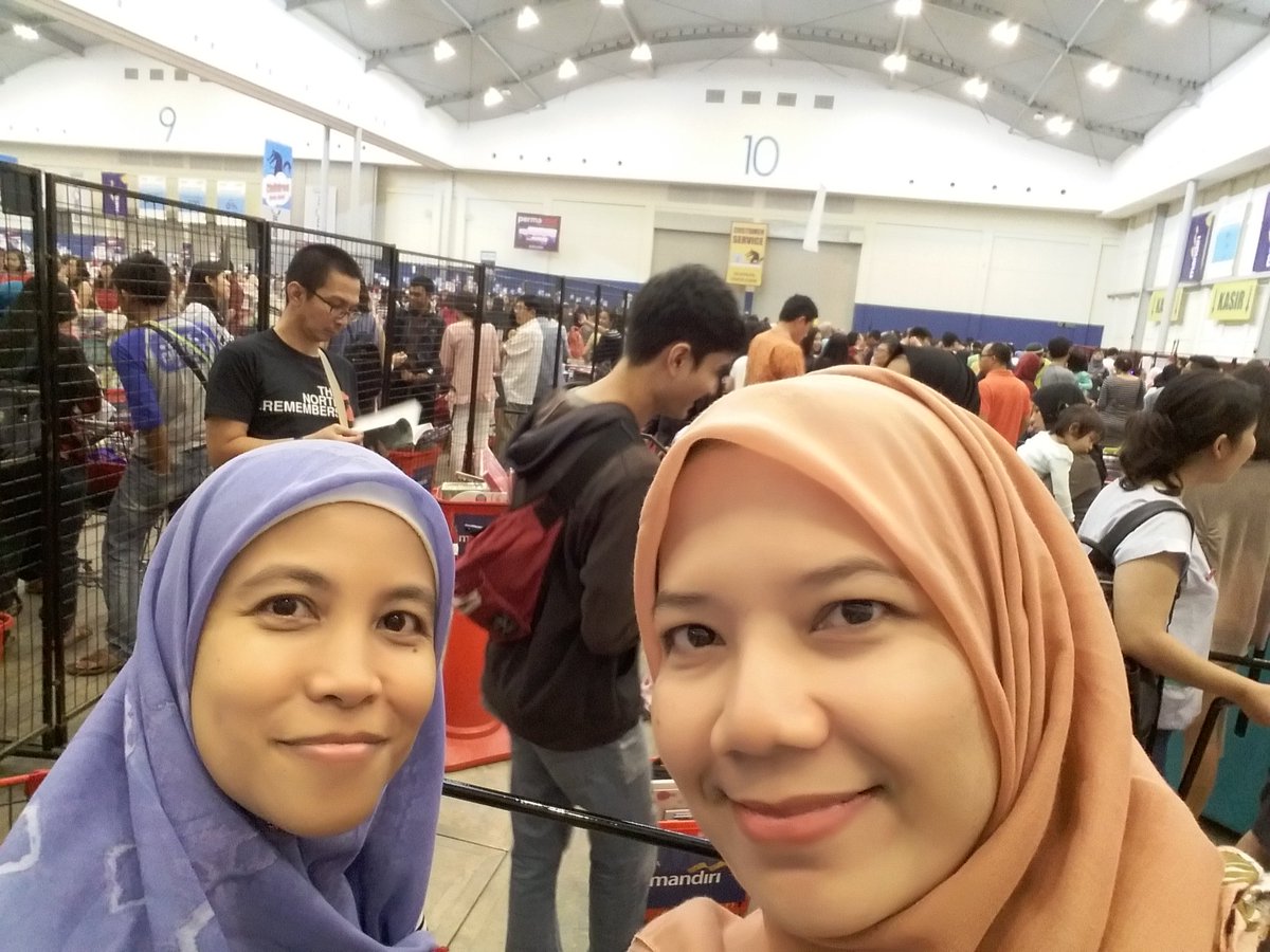Nurulsufitri's tweet image. Antre byr buku di kasir 2 jam. Pk 14.00 kelar. Tks #emak2blogger #MandiriBBW preview #BBWJakarta2017 Kamis 20/4 #pameranbuku di #ICEBSD
