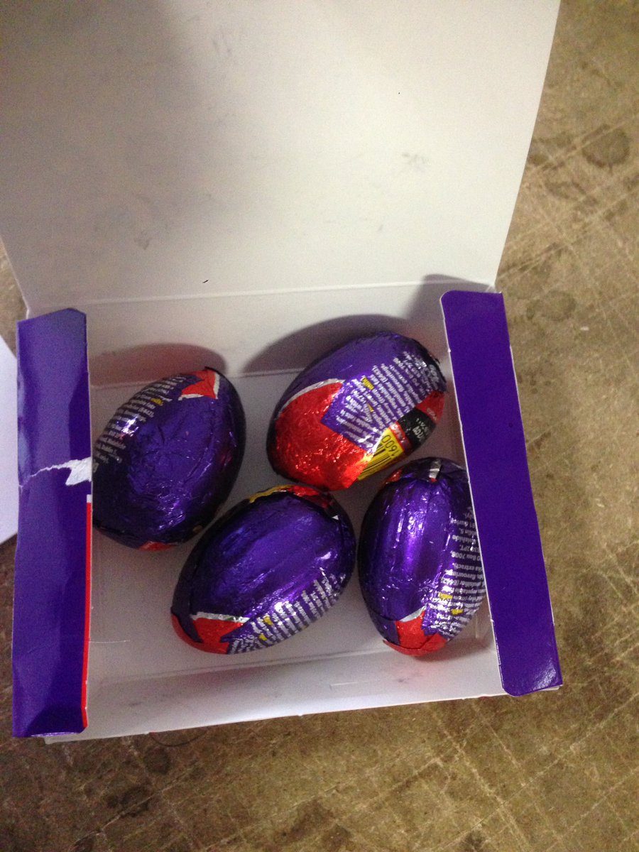 MEARSY86BBK's tweet photo. Well I am heart broken. I've opened my 5 pack of creme eggs, only to find 4 in the box! What's the craic @CadburyUK? https://t.co/z6MwV3CMTq