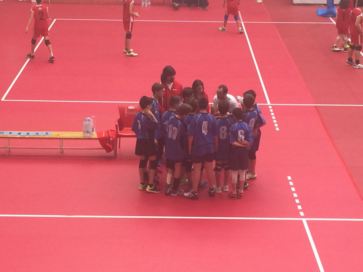 AragonVb's tweet photo. [DIRECTO] Tiempo muerto de @jpelli13 tras un mal comienzo de Aragón en el tercer set. #ARA 1-5 #MEL. #CESAVB17 #AragonVB https://t.co/a8DKgDA0BF