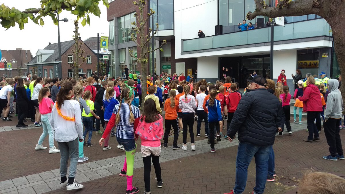 ronklemann's tweet photo. Mooi hoor! Klaar voor de start #Koningsspelen met de @Leefdeurne Fun Run! Aan enthousiasme ontbreekt het niet. https://t.co/b9UZhjFR14