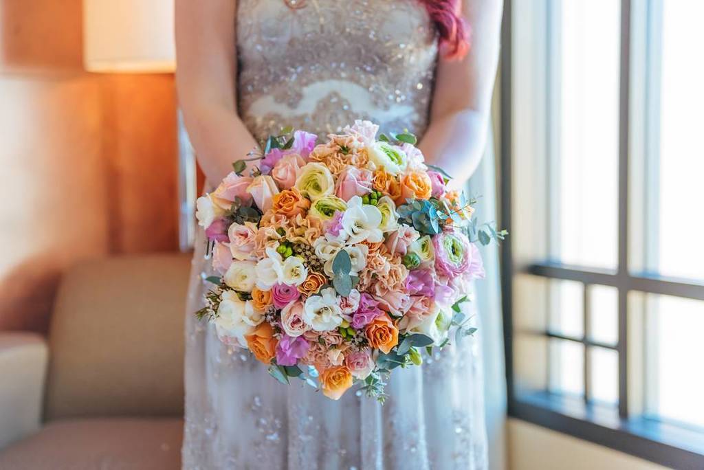 Sweet blooms 🌹
.
.
.
#glennichollsphotography  #bohobride #thatsdarling #loveauthentic #engaged #chasinglight #bohowedding #weddingseason #…