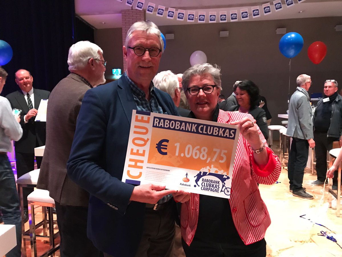Ook #KCRkorfbal ontvangt een cheque met een mooi bedrag uit de #RaboClubkas campagne. Een mooi #aandeelinelkaar.