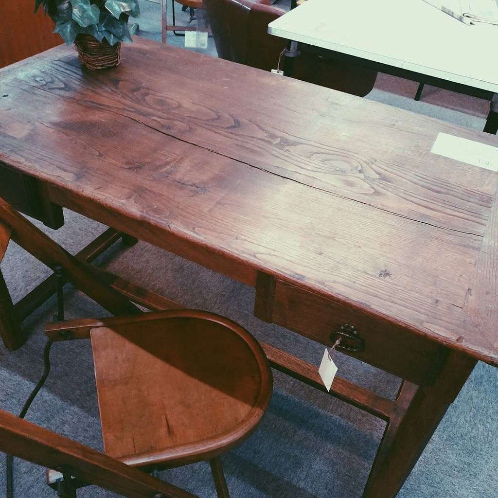 千葉 柏 生活雑貨 家具 ヴィンテージ家具のインテリアカーサ V Twitter フランスのアンティークデスクとイギリスのチェアが入荷しました 古い木の質感が味わい深い一品です インテリア インテリアショップ インテリア好き ヴィンテージ ヴィンテージ家具