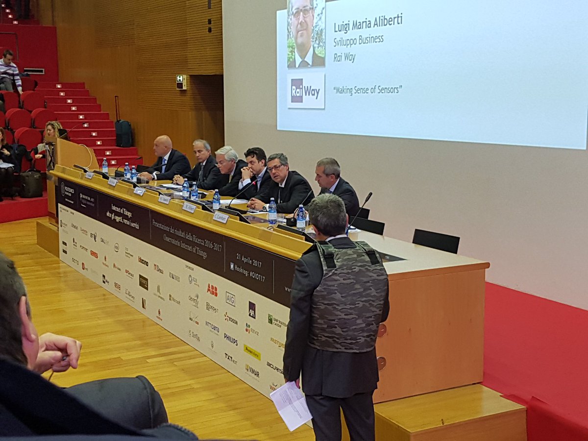 letlifeofficial's tweet photo. #OIOT17 #prospettivatecnologica. Giubbotto antiproiettile per moderare questa tavola rotonda. Via alla battaglia di idee e progetti https://t.co/e6GBzAU1LJ