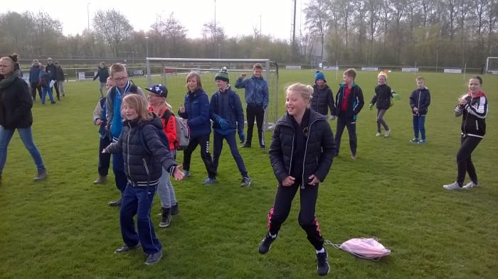 'En we zingen en we swingen allemaal #okido!' <a href="/AbtEmoSchool/">Westeremden</a> #Westeremden, Zandplaat en Wilgenstee op #koningsspelen #Loppersum
