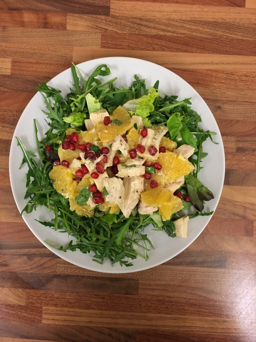 PrimalLudos's tweet photo. Another delicious spring suggestion for you for this week's #FreshboxFriday – pomegranate, orange and chicken salad! Give it a try #primal https://t.co/csONKkunxd