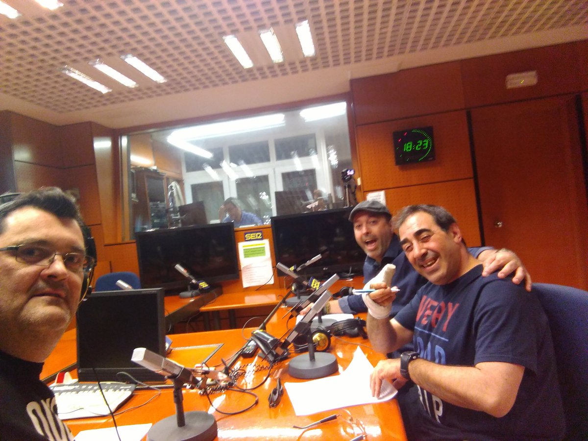 elventano's tweet photo. ATENCION!! Ya desde ayer preparando EL VENTANO de hoy a las 19:20 en @RadioZaragoza con @agustinquepues @hermanoscarcoma pon la radio!!!! https://t.co/SYv9LXX7bm