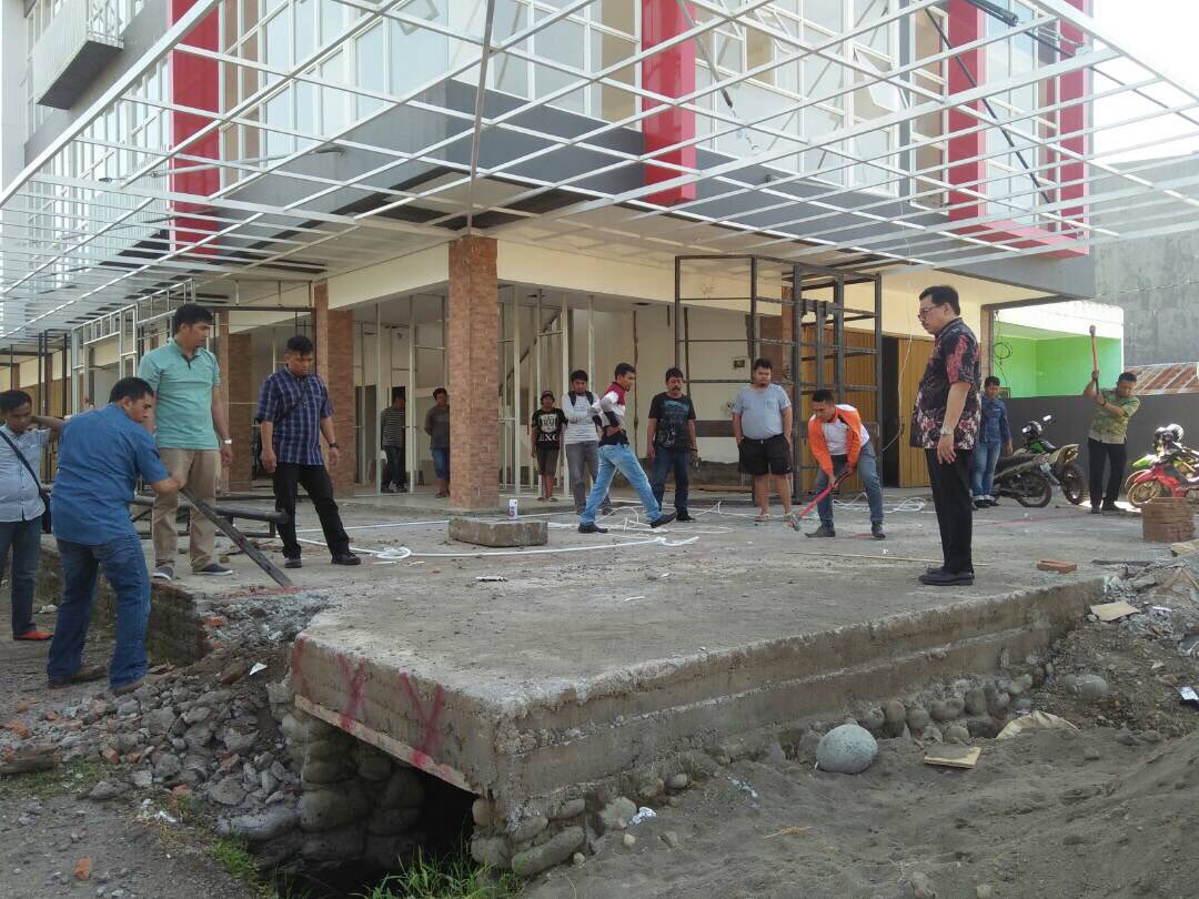 DPruangMKS's tweet photo. Dipimpin lgsg Kadis Penataan Ruang Kota MKS, Ir.Ahmad Kafrawi,MM melakukan Penertiban Bangunan melanggar yg berada di Jl. Yusuf Dg. Ngawing. https://t.co/4g92snaSpb