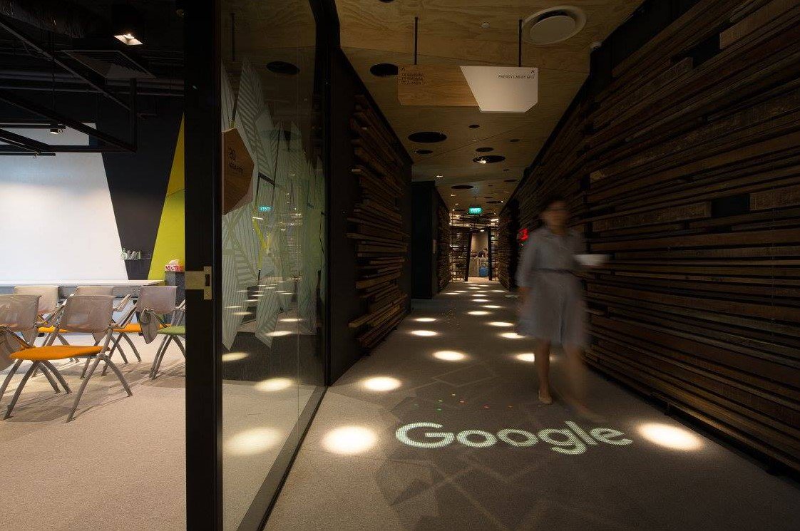 Tarkett_NL's tweet photo. Mooie @LuminousCarpets installatie bij #Google Singapore! Meer info over dit #LED tapijt? -> https://t.co/vS22AKK2Ev https://t.co/fgUsDP7QiE