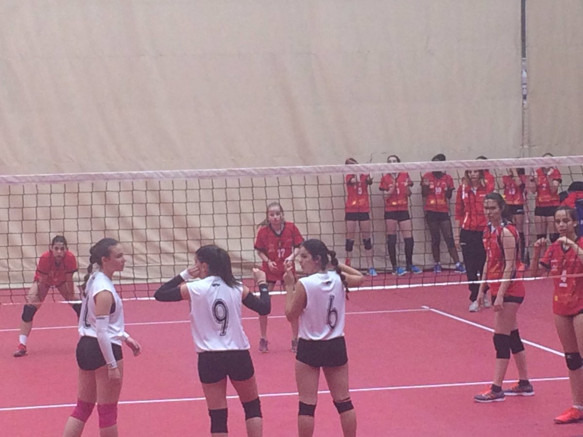 La selección infantil femenina logra el tercer parcial 25-21 y fuerza el 4º set frente a Castilla La Mancha. ¡Ánimo, chicas! #CESAVB17