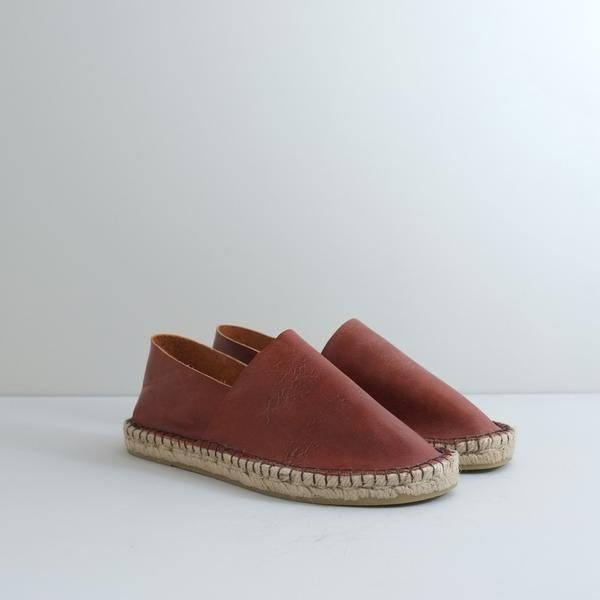JutaShoes's tweet image. #ff Shout out to the amazing retailers who stock our shoes: @sanchosdresses @aerendeshop @thisbecause @TheSmallHome jutashoes.com/stockists