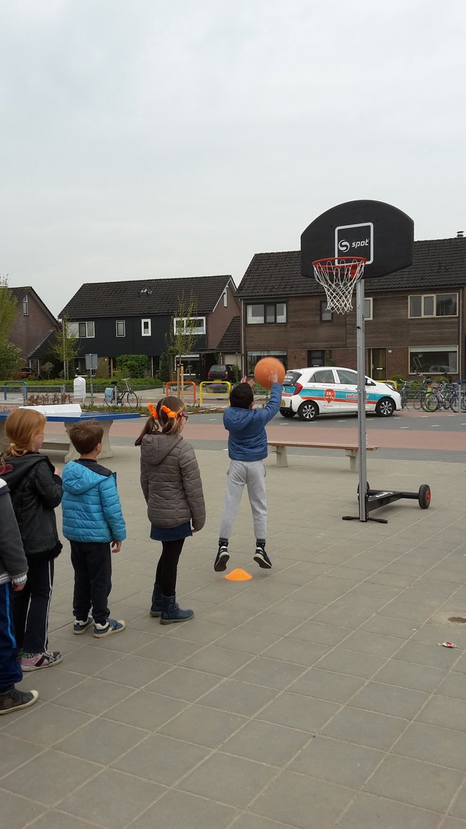 oecumenischebs's tweet photo. Spelletjes;  zingen; dansen en gezellig lunchen.  Een top dag!  Voor straks een fijne vakantie. https://t.co/0K7IxKjYw9