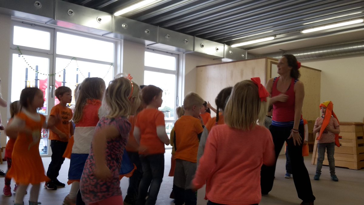 Spelletjes;  zingen; dansen en gezellig lunchen.  Een top dag!  Voor straks een fijne vakantie.