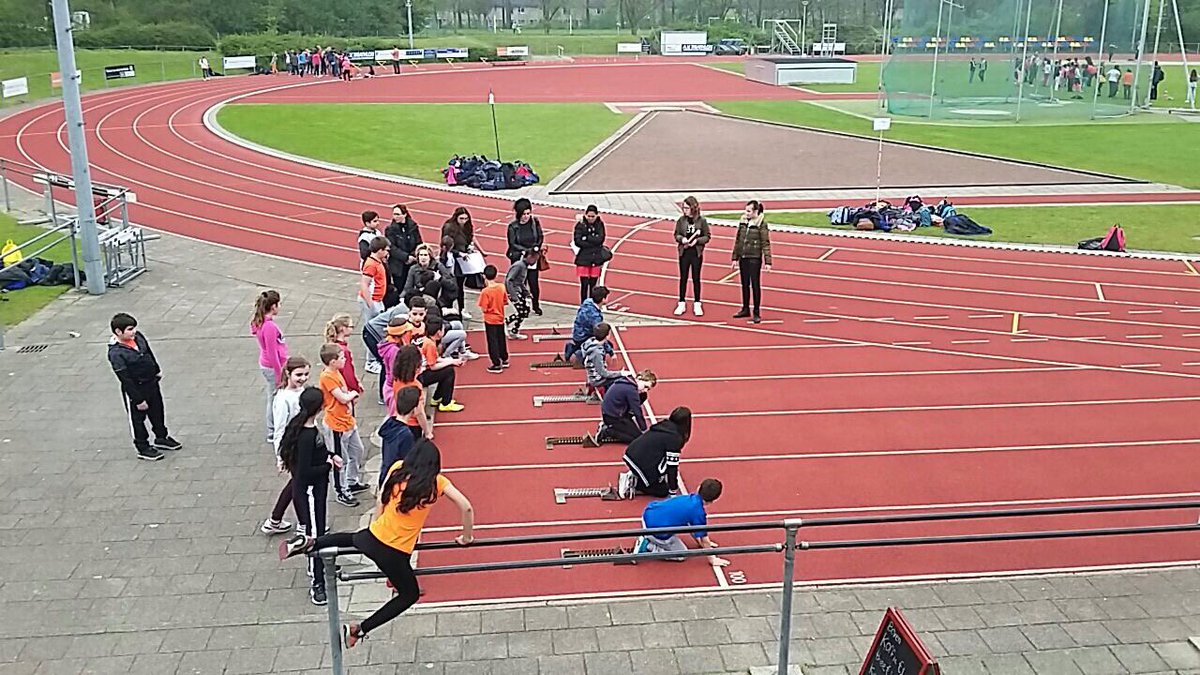Leerlingen van klassen 2ZW1 en 2ZW2 helpen op de atletiekbaan tijdens de #koningsspelen #hetelement #kaliumweg